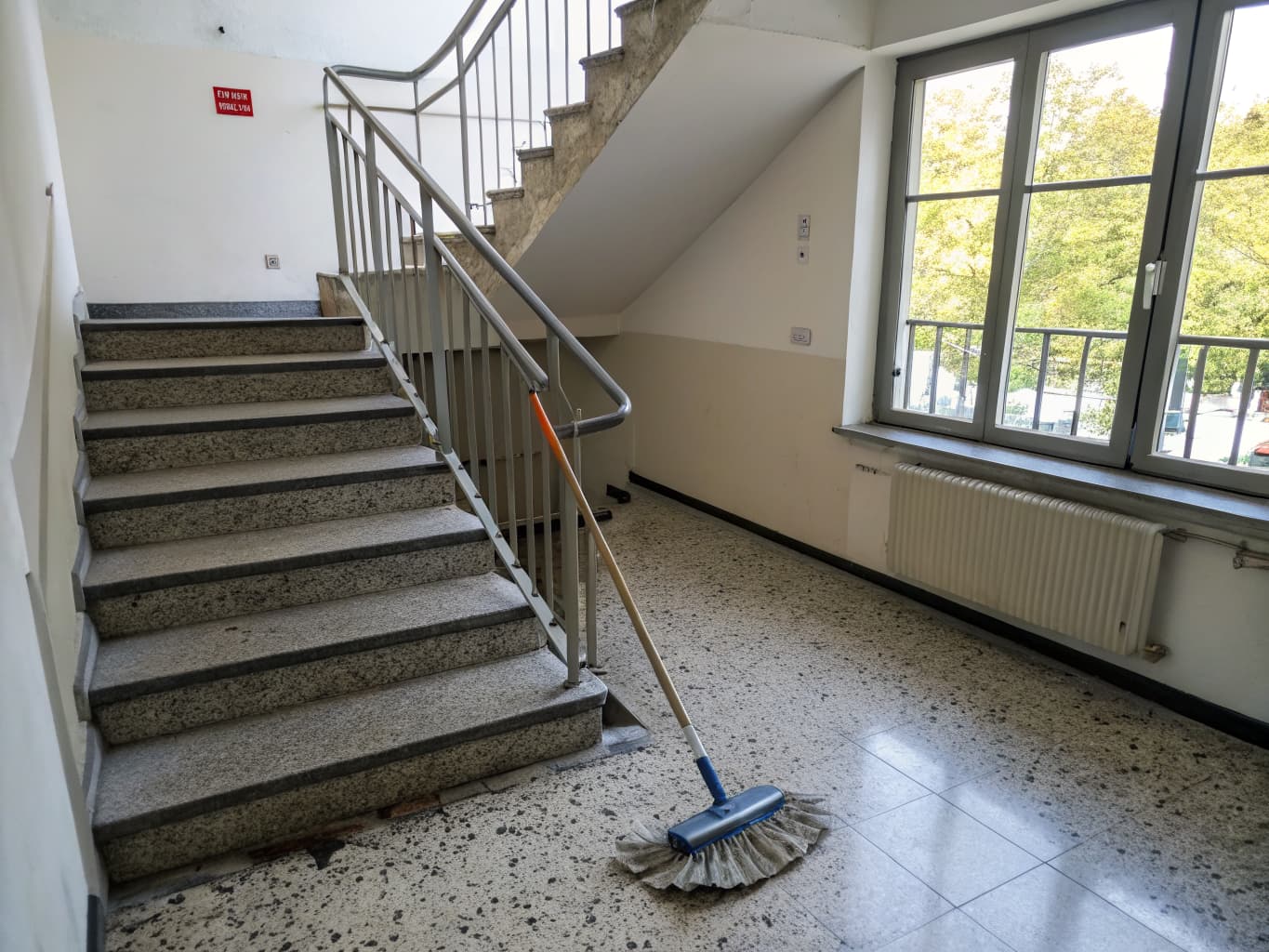 Frisch gereinigtes Treppenhaus in einem Mehrfamilienhaus